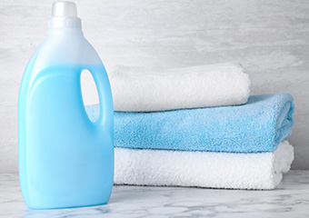 清掃時、研磨剤が含まれたワックスや酸性の洗剤を使えば、製品表面が傷つく可能性があります。